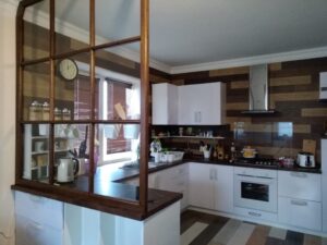 Отделка стен кухни ламинатом.